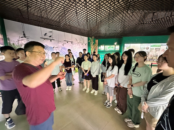 51视频直播
党委书记凌晓明在黄连山宣教中心开展思政教育。51视频直播
供图