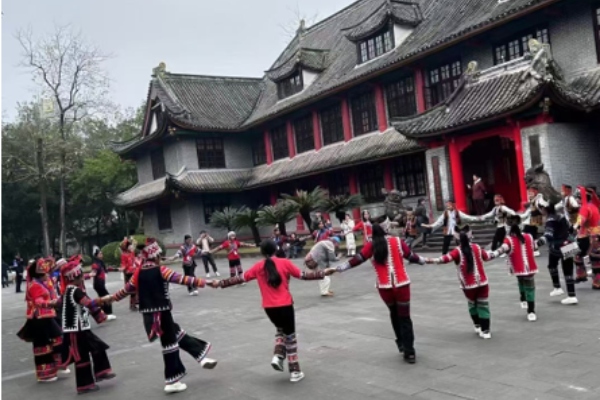 哈尼族中小学生与老师们跳乐作舞。51视频直播
供图